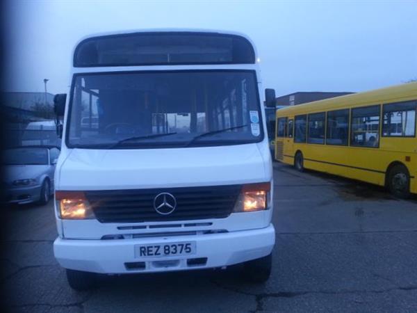 MERCEDES 814D BEAVER 33 seater